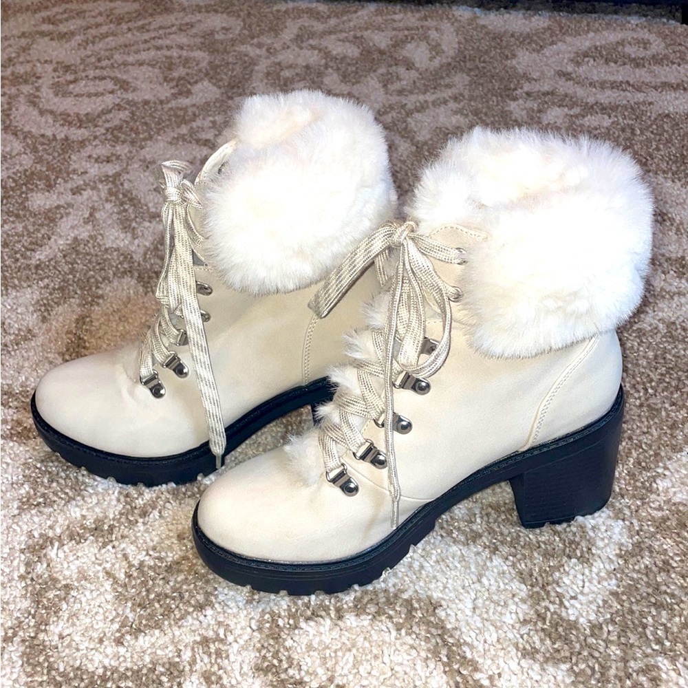 Cream/white winter ankle boots with fur.